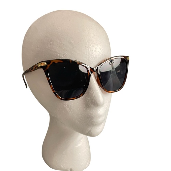 Accessories - Brown Cat-Eye Fashion Sunglasses with Tortoiseshell Pattern and Case NWOT